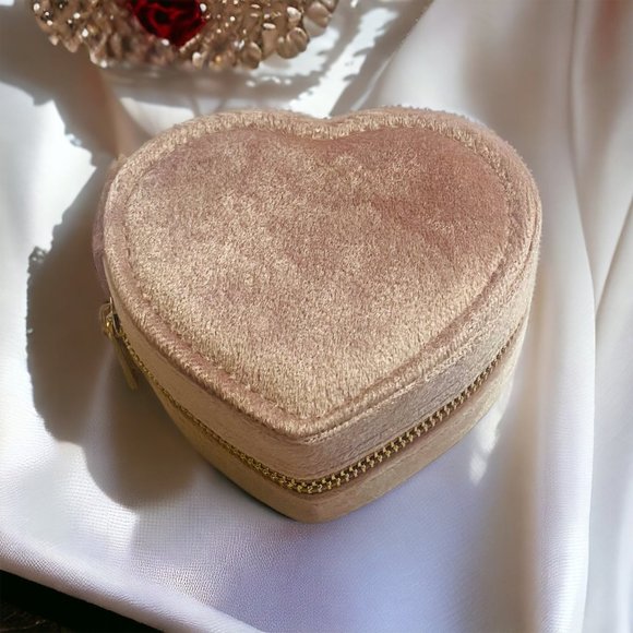 Heart Shaped Velvet Jewelry Box - Picture 5 of 7